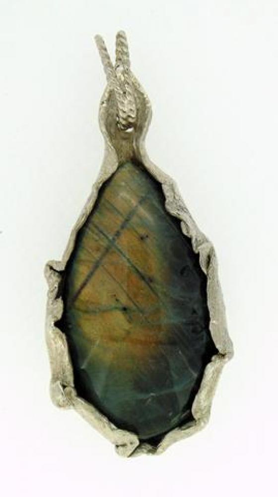 Ciondolo artigianale in argento e labradorite